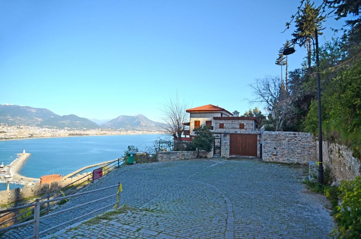 Old two-storey house next to the Alanya fortress - Фото 1