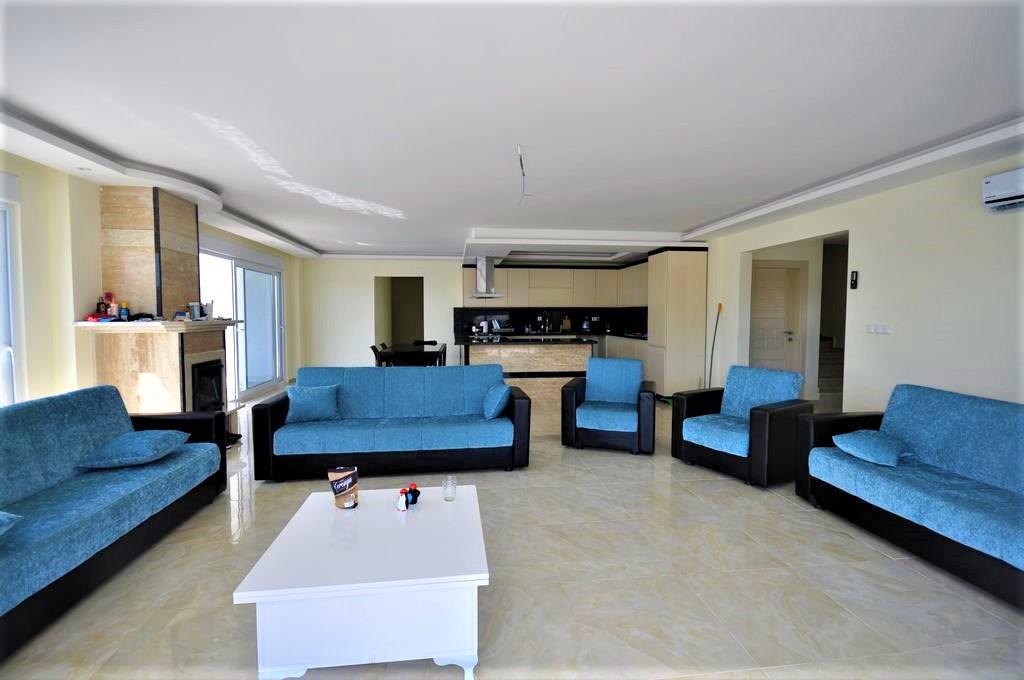 Spacious six-bedroom villa in Kargicak - Фото 9