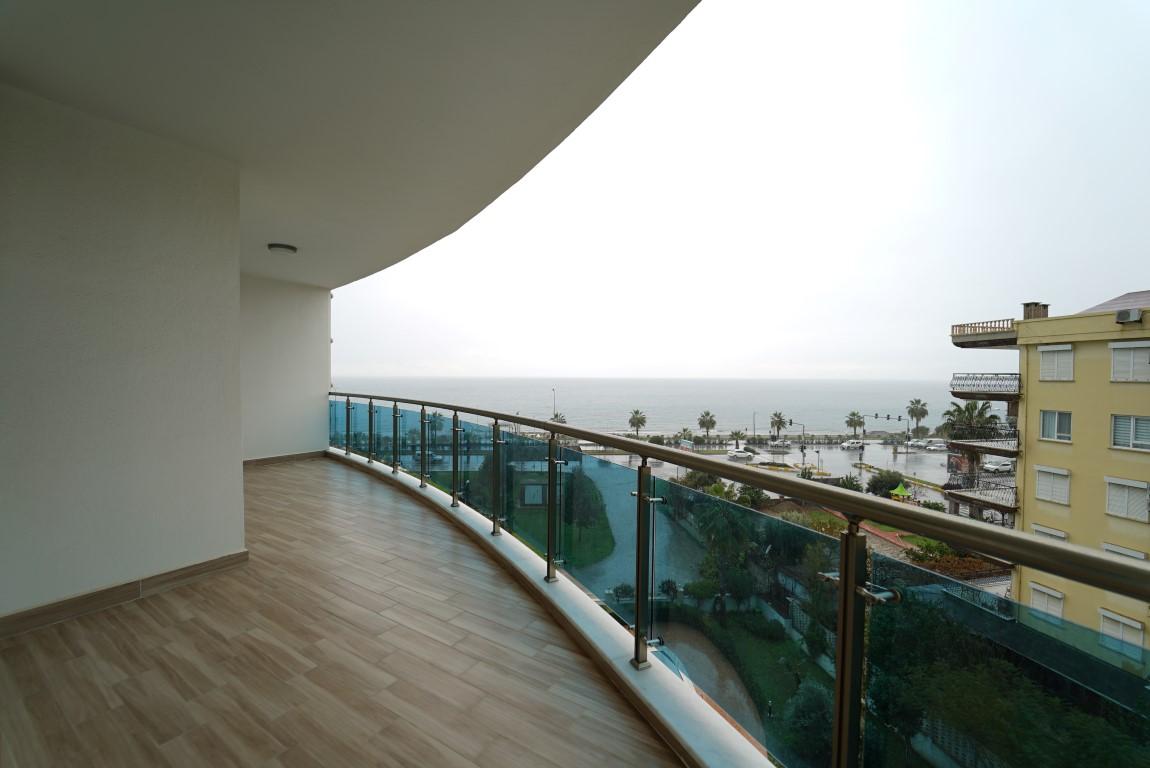 Two-room apartment on the first coastline with sea views in Mahmutlar, Turkey - Фото 6