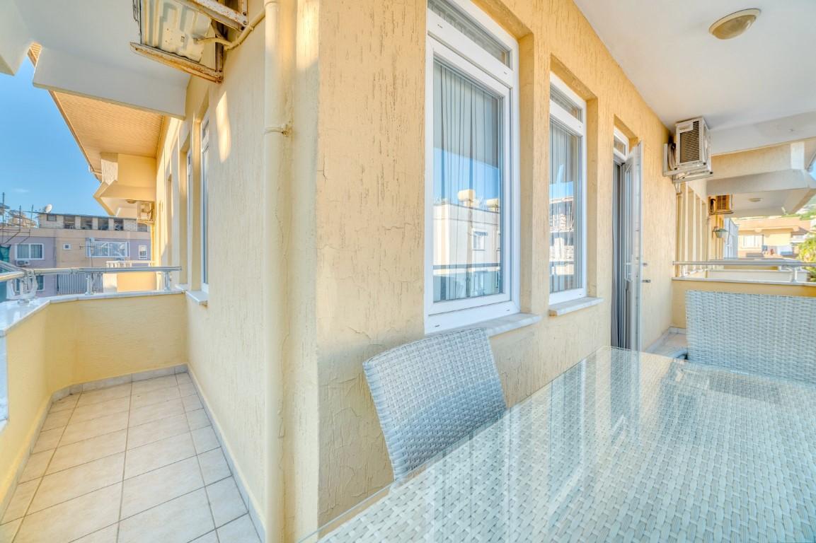 Four-room penthouse with a private rooftop terrace and sea views in the center of Alanya - Фото 7