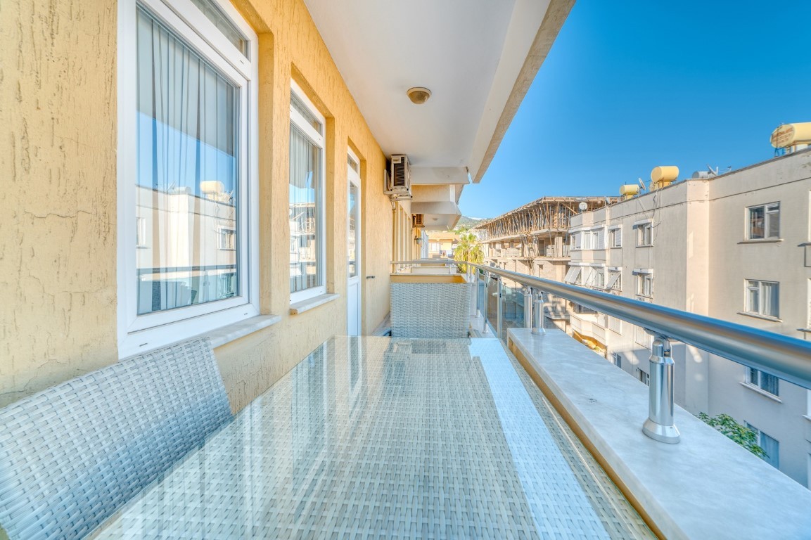 Four-room penthouse with a private rooftop terrace and sea views in the center of Alanya - Фото 8