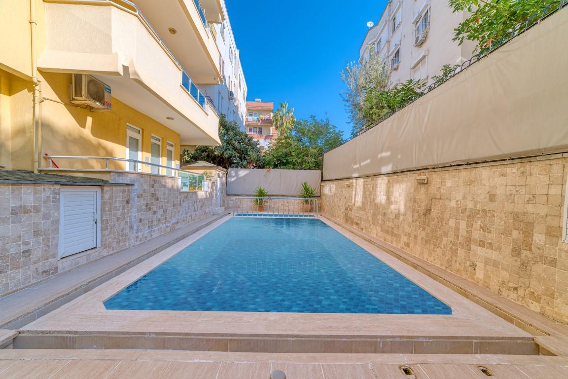 Four-room penthouse with a private rooftop terrace and sea views in the center of Alanya - Фото 3