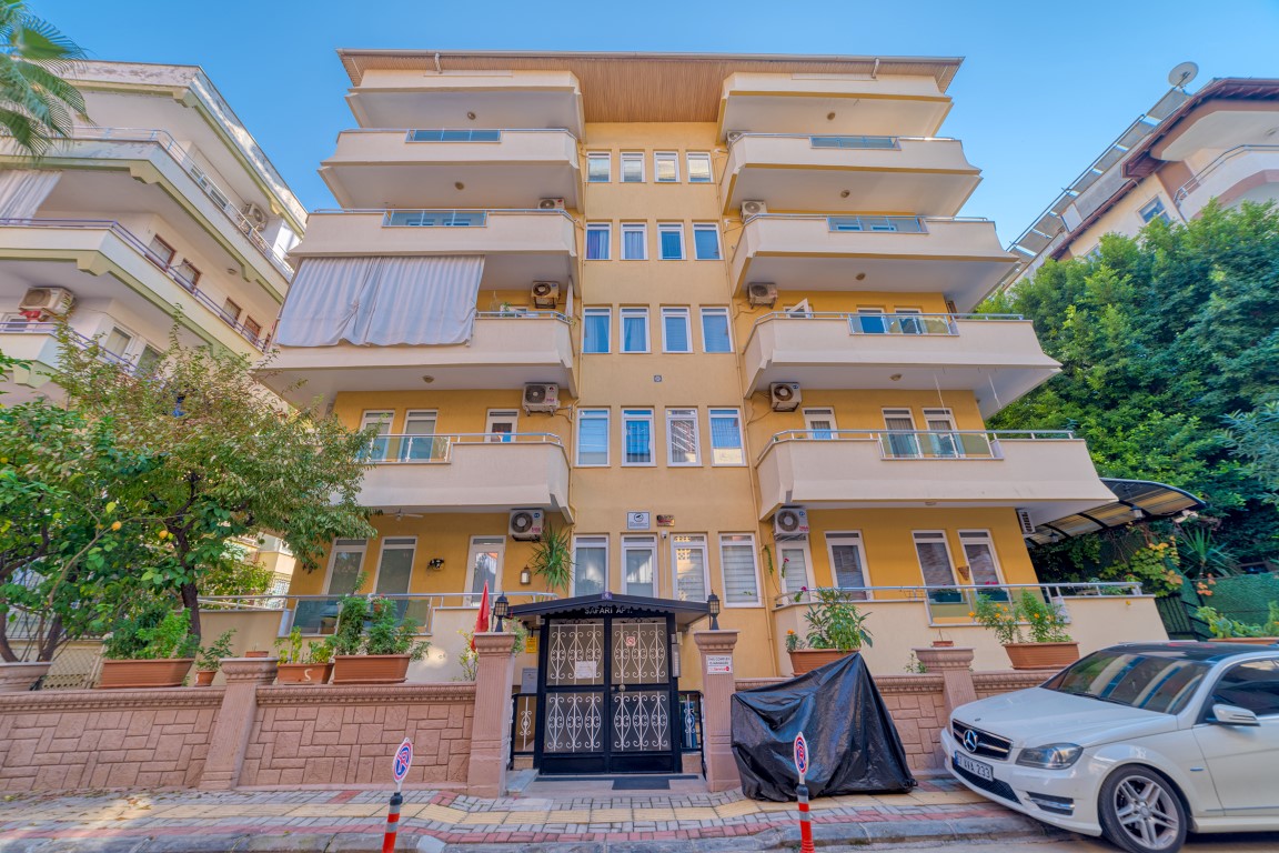 Four-room penthouse with a private rooftop terrace and sea views in the center of Alanya - Фото 1