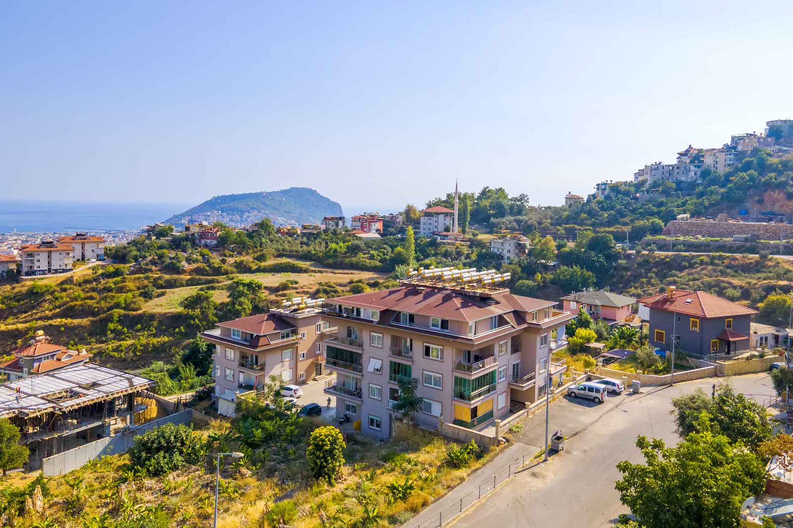 Stylish apartment with glazed terraces and sea view in the center of Alanya - Фото 2