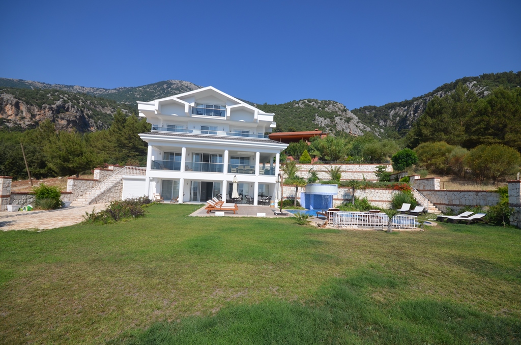 Spacious 5+1 Italian style villa in Fethiye - Фото 2