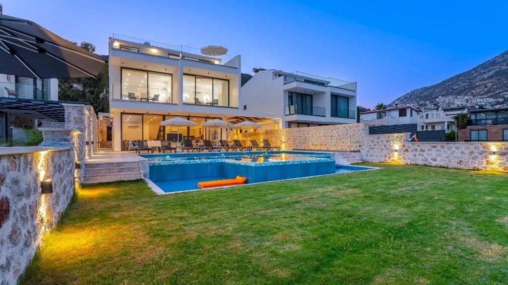 Luxury villa with stunning views of nature in Antalya - Фото 2