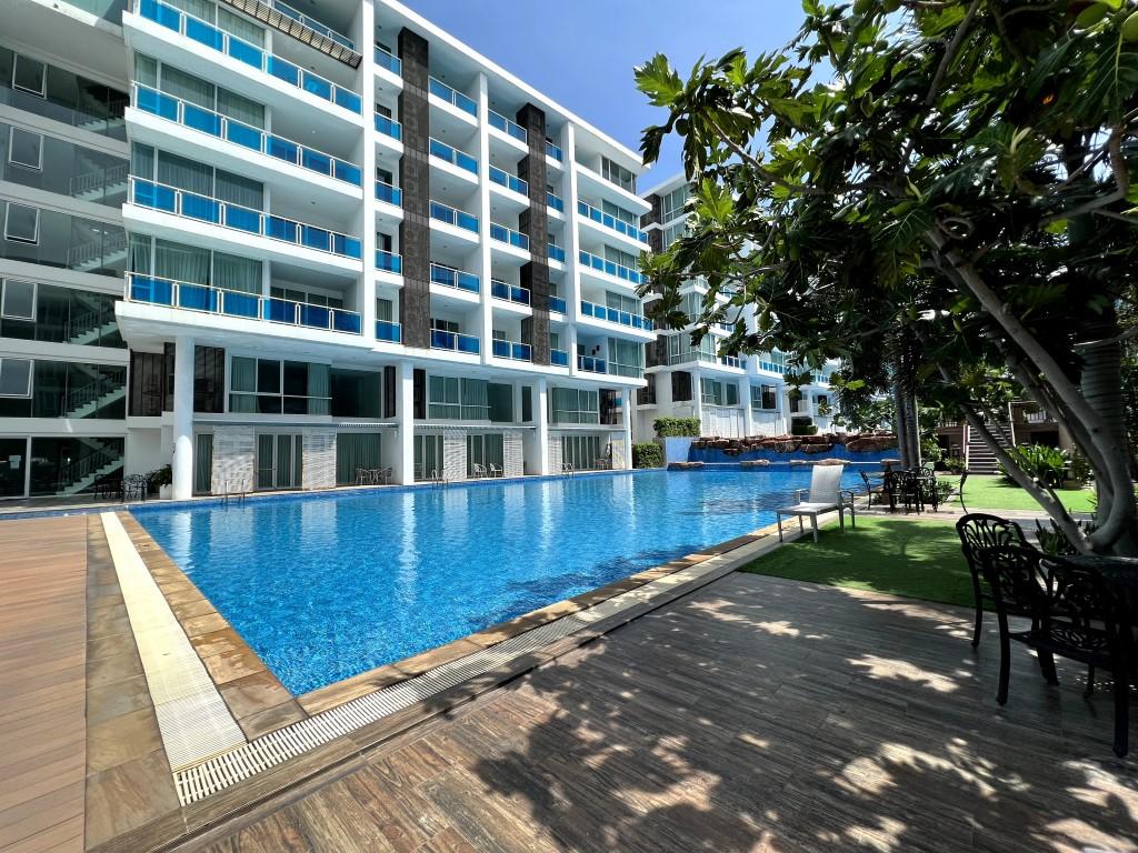 New residential complex with large outdoor pool - Фото 2