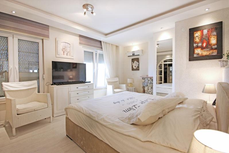 Spacious villa in Alanya with 7+3 apartments with sea and city views, Kestel - Фото 34