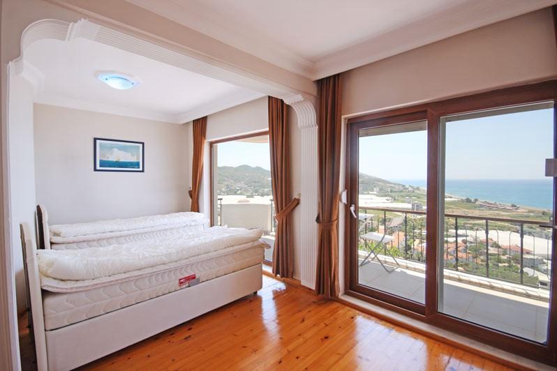 Cozy villa on the hill, with a beautiful view of the sea and the city - Фото 52