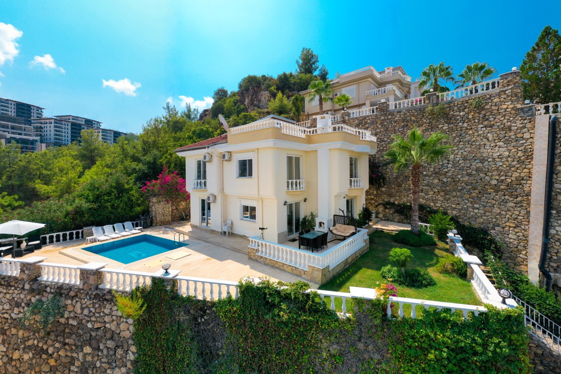 Detached mountain villa overlooking the sea and the city, in the area of Kargicak - Фото 2