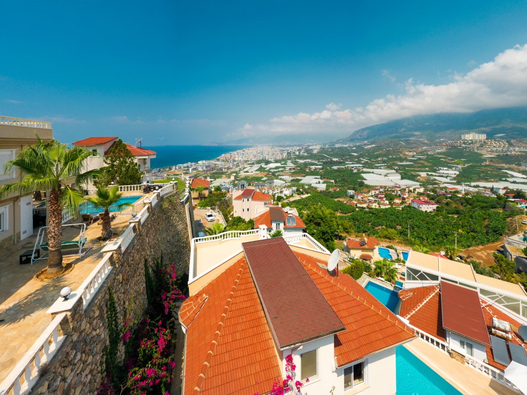 Detached mountain villa overlooking the sea and the city, in the area of Kargicak - Фото 3