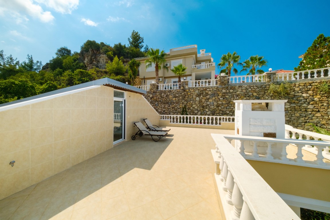 Detached mountain villa overlooking the sea and the city, in the area of Kargicak - Фото 36