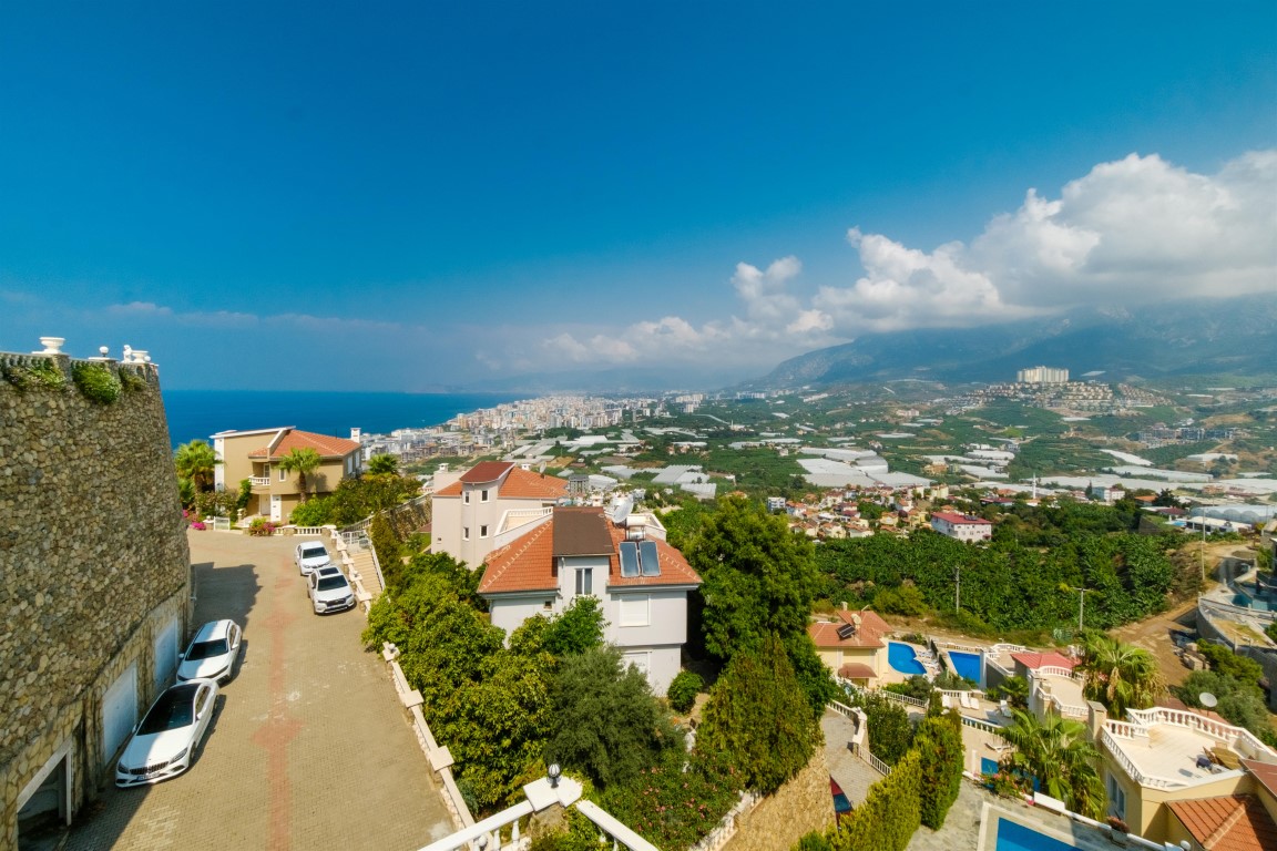 Detached mountain villa overlooking the sea and the city, in the area of Kargicak - Фото 10