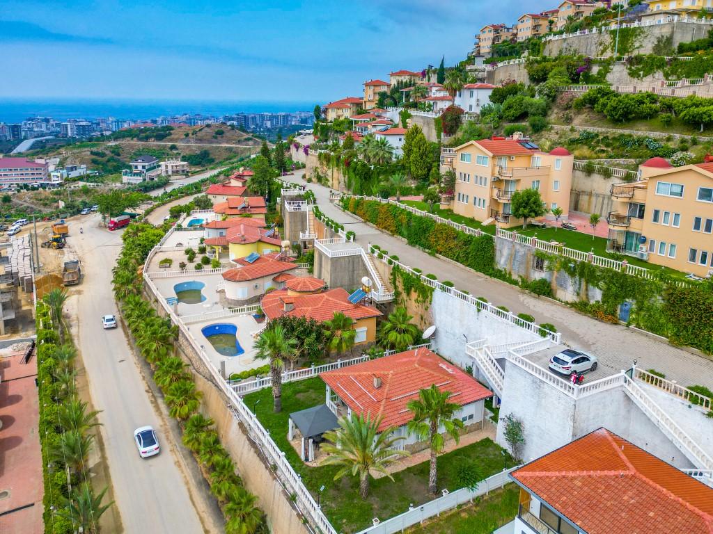 Detached mountain villa overlooking the sea and the city, in the area of Kargicak - Фото 2