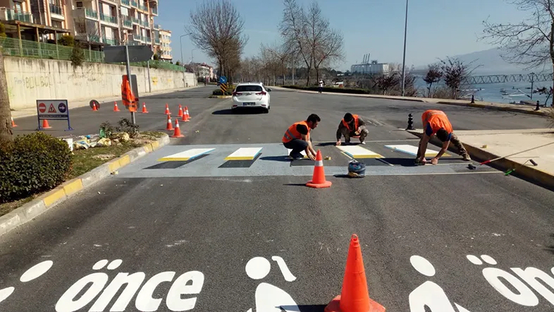 In Alanya, the markings of pedestrian crossings are being updated